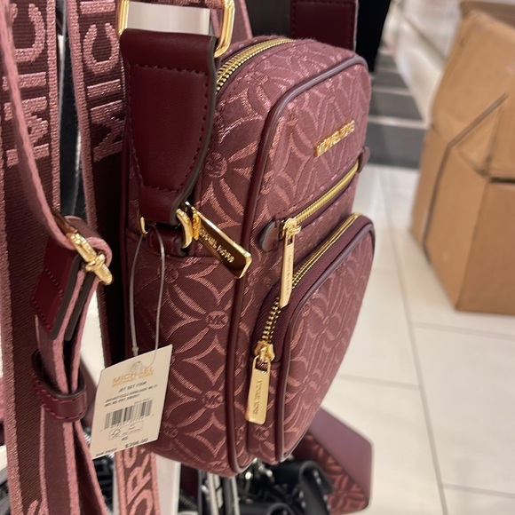 Michael Kors Jet Set Medium Signature Logo Crossbody Bag
Oxblood Multi Jacquard - Picture 4 of 16